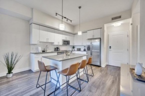 Trendy One Bedroom Getaway Steps from Biscayne